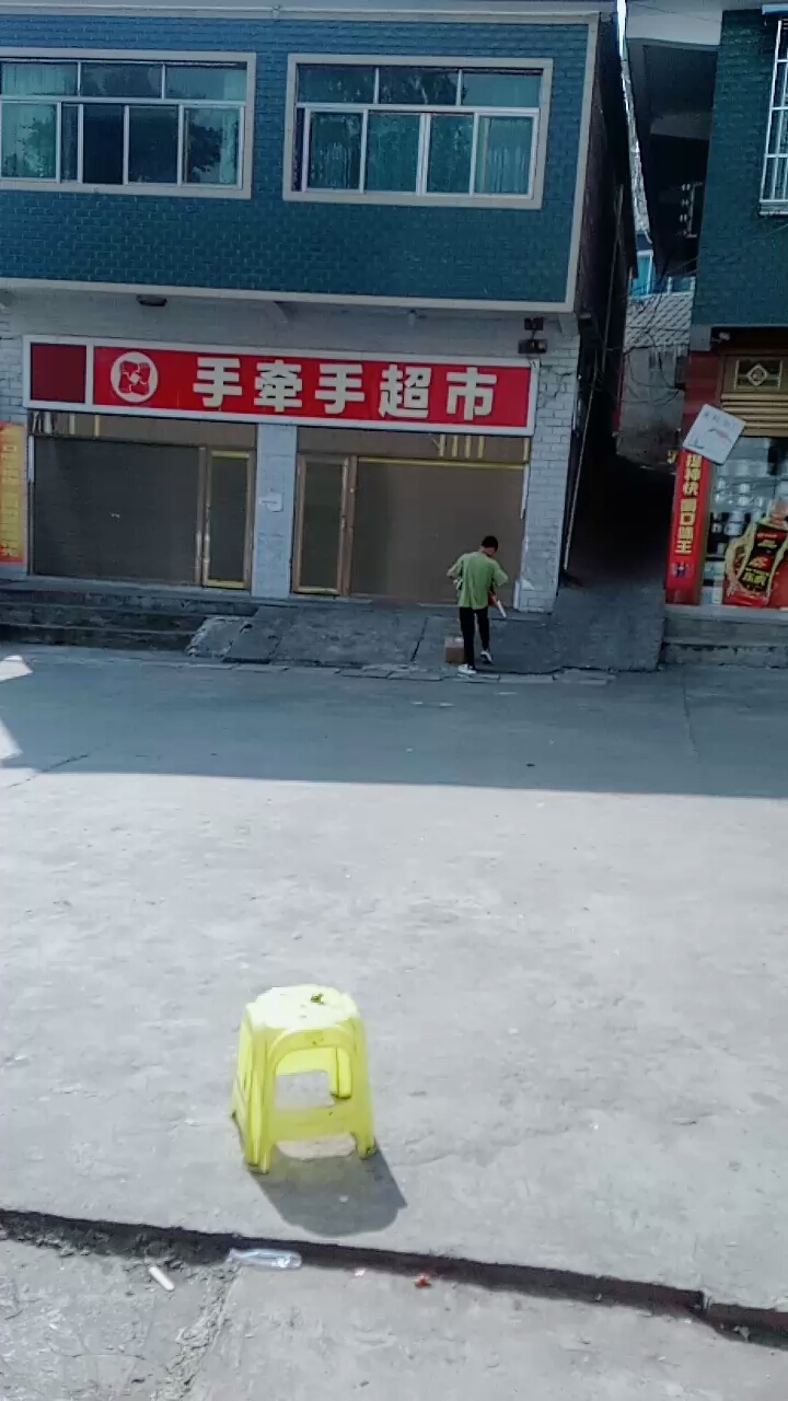 #宅在家里拍照片#小学生呆呆地站在超市门口