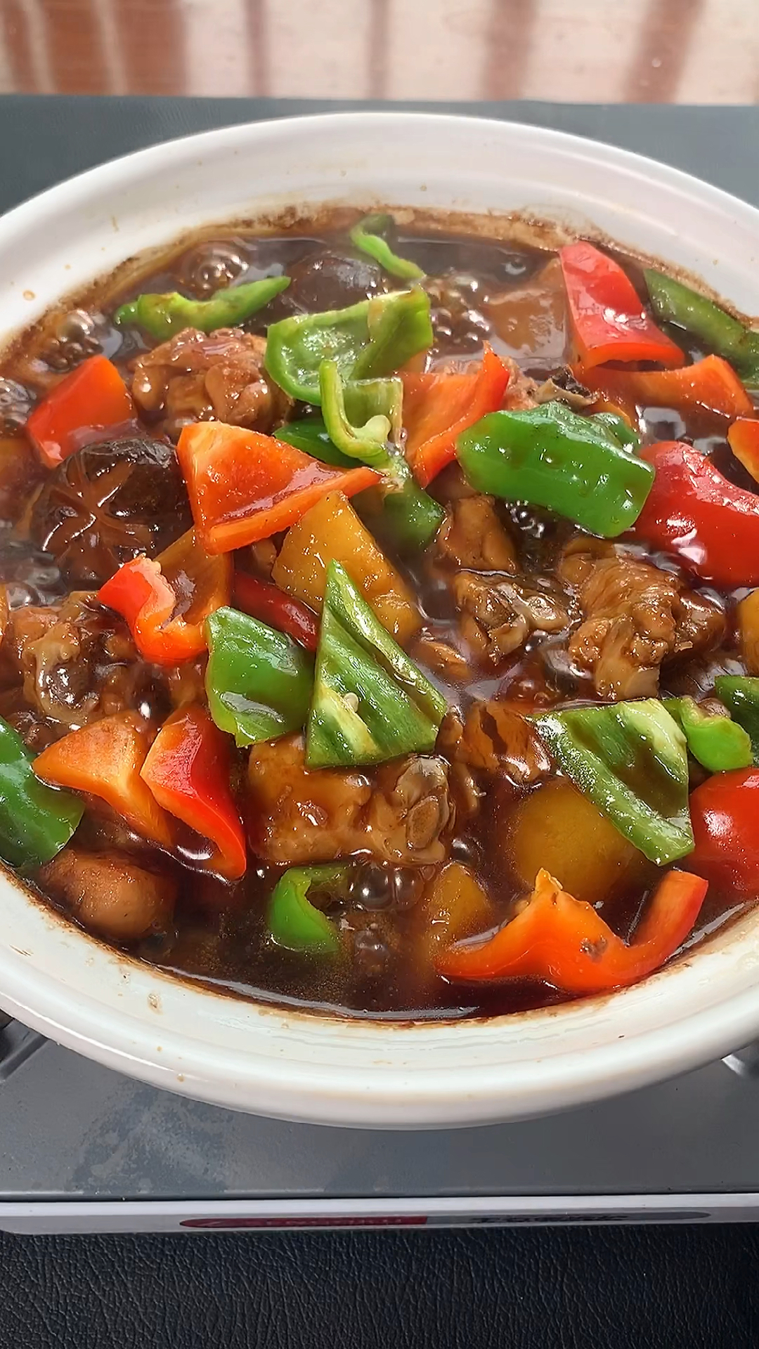 #美食#家庭版黄焖鸡做法,关键是酱和闷,这样做才能软烂入味,鲜嫩开胃