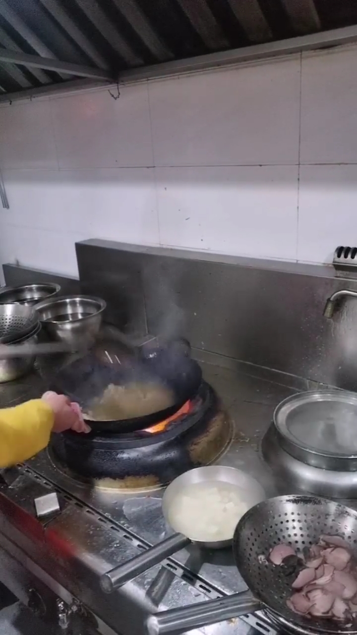 #实拍饭店厨师炒菜#