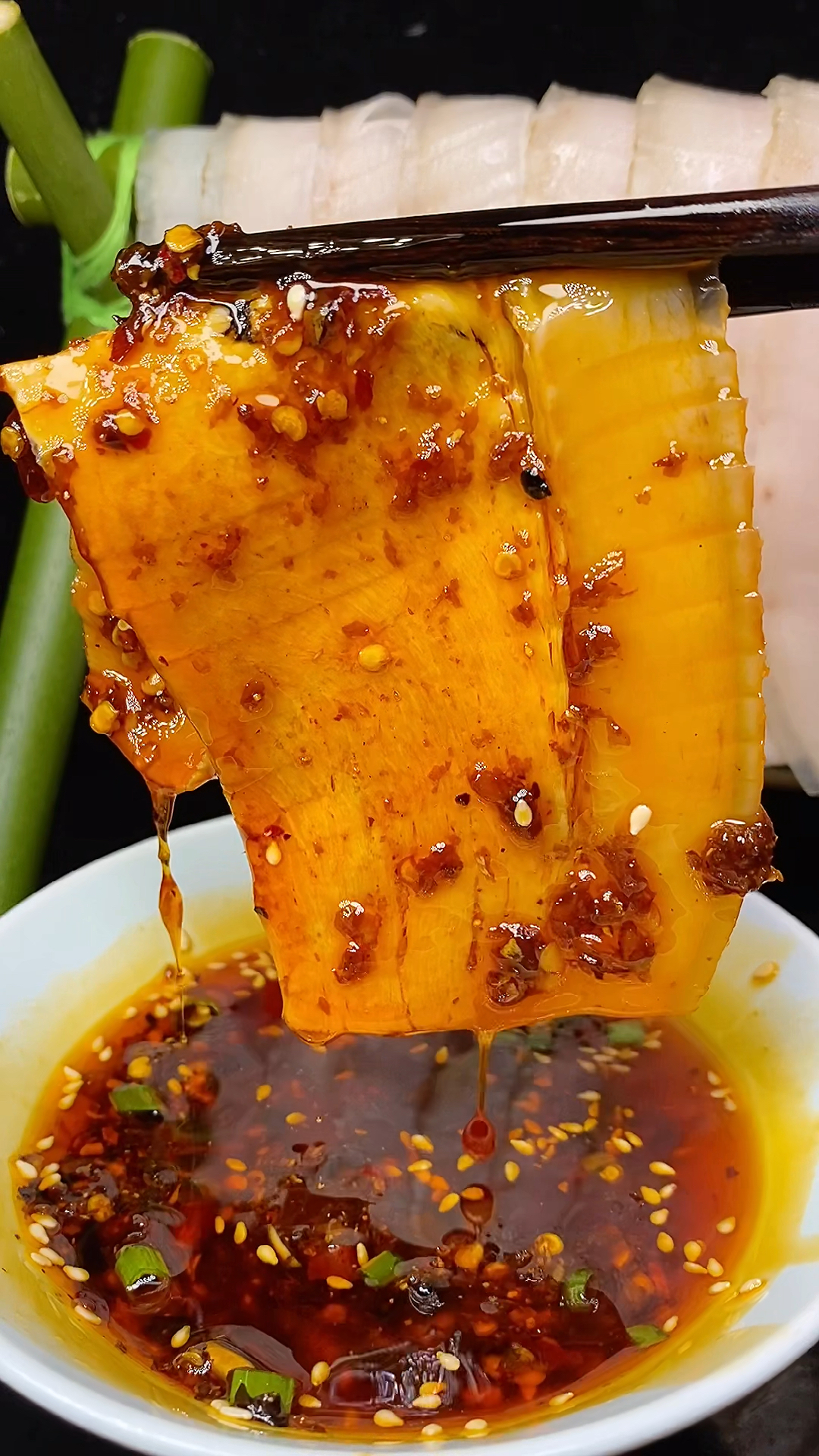 #在家做个拿手菜#蒜泥白肉很多朋友都吃过，但正宗的做法很多朋友都不晓得，今天起来分享给大家