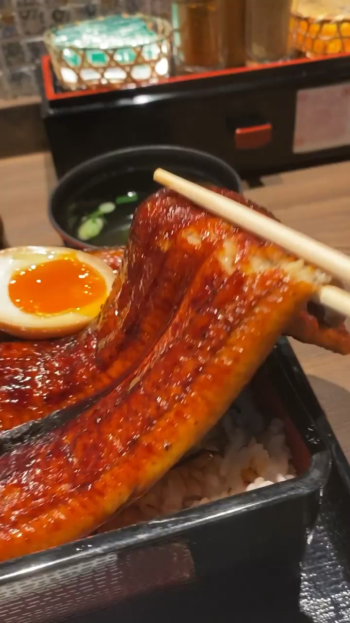 烤鳗鱼这样吃才满足!