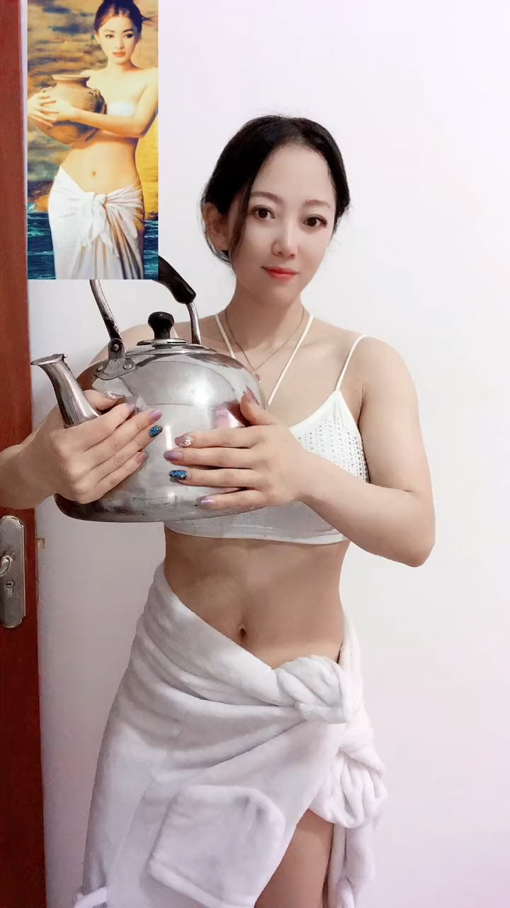 不就抱个罐子吗?这女人一抱闻名一世,我抱差别怎么那么大呢?
