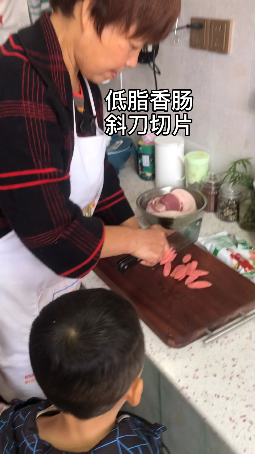 #爱美食爱生活#婆婆用火腿肠炒西兰花,孩子们关挑火腿肠吃,这是怎么回事