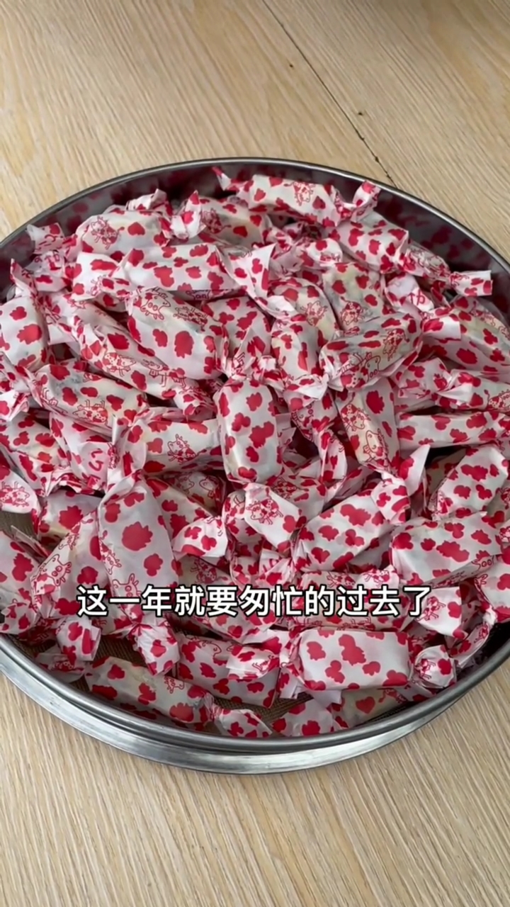 朋友们分享椰香草莓牛轧糖的做法,这一年即将过去了,希望大家甜甜蜜蜜的迎接新年