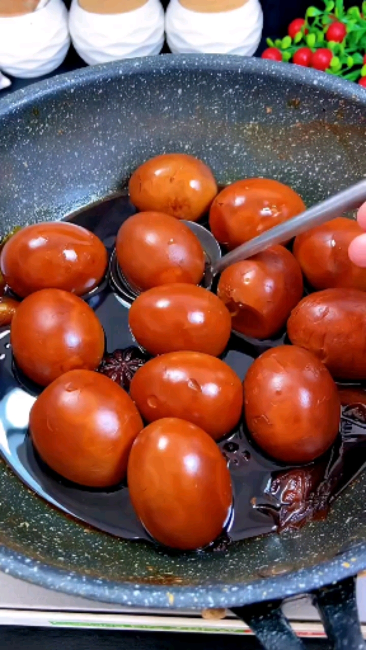 鸡蛋别总水煮了,像我这样做成乡巴佬鸡蛋,不爱吃鸡蛋的孩子都和你抢着吃,做法简单
