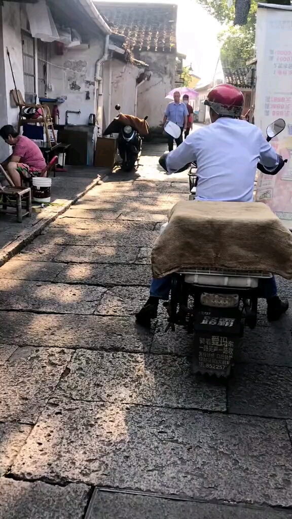 #江南百景图#走在老街的青石板路上，静静的享受慢生活