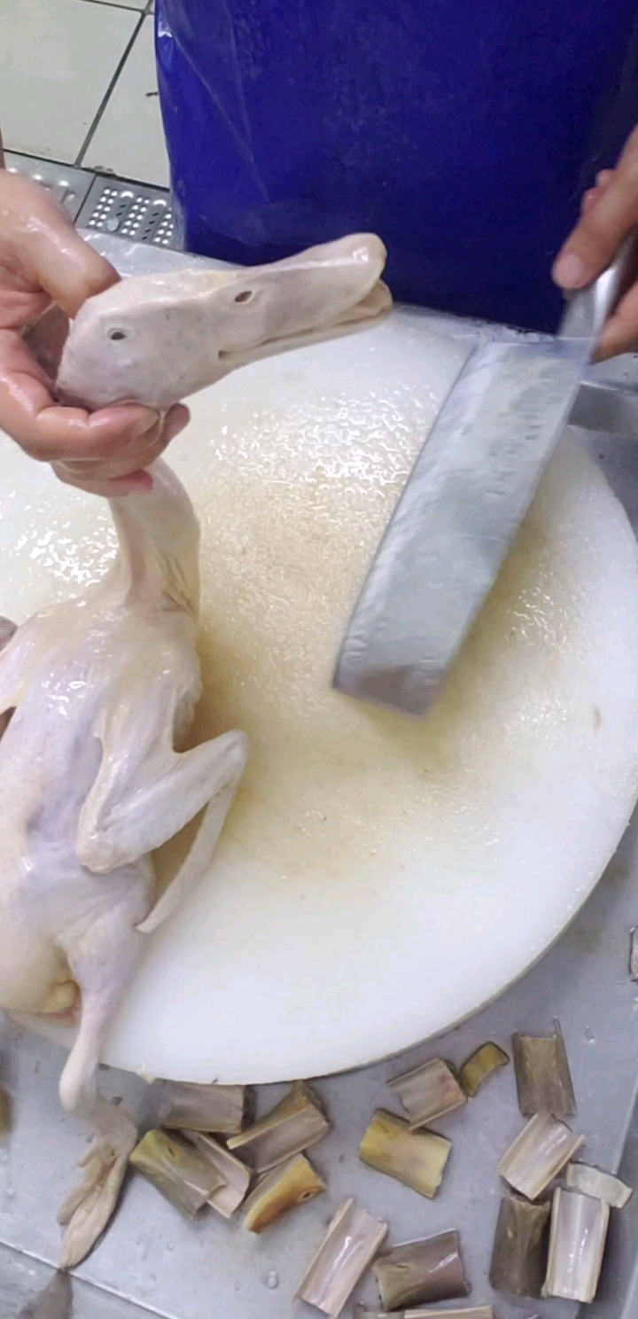 想吃鸭嘴吗,看看怎么样切鸭嘴的