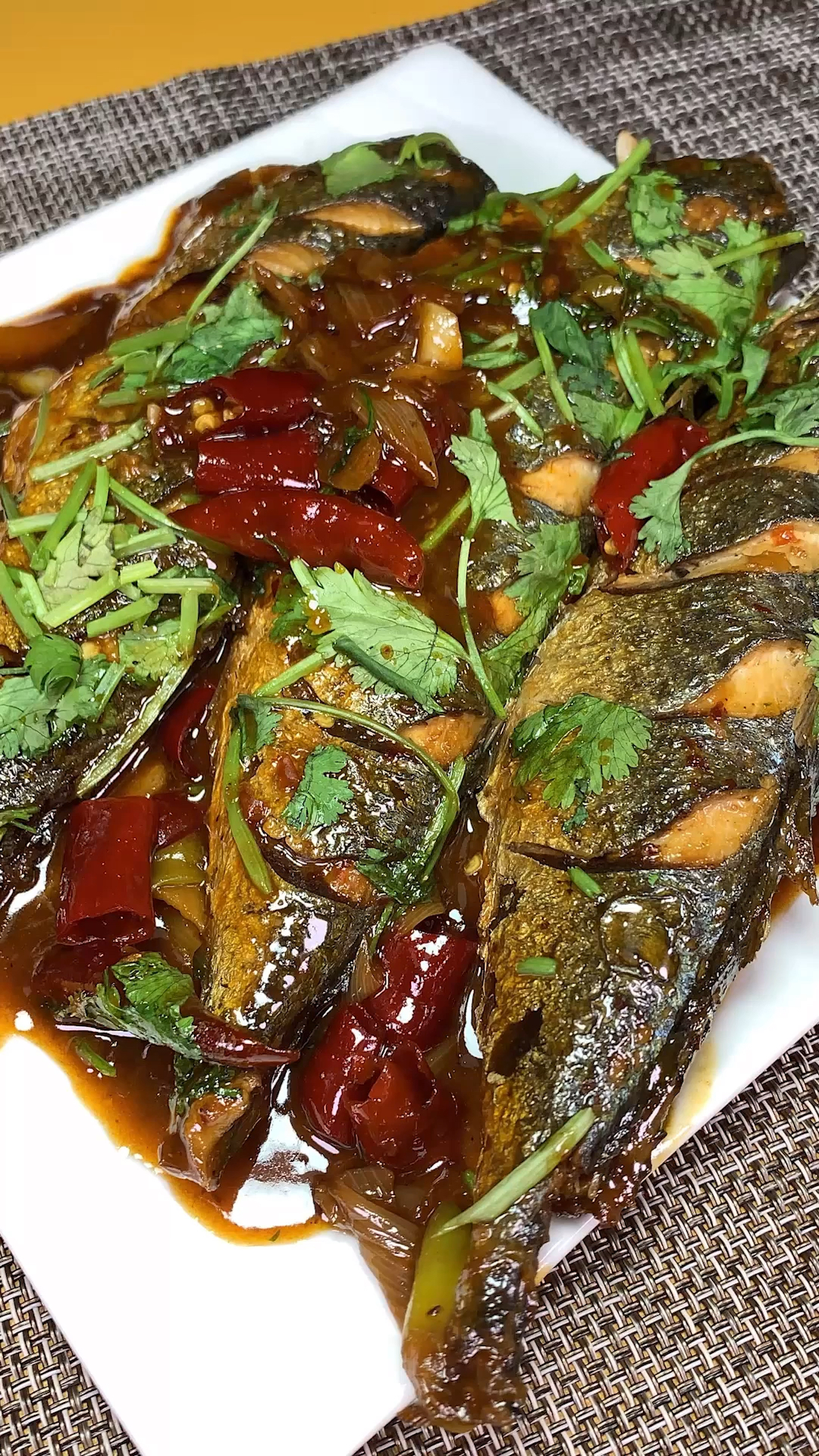 #美食#鲐鲅鱼好吃又怕腥,大厨教你一招,一滴水都不放,鱼肉鲜香可好吃了