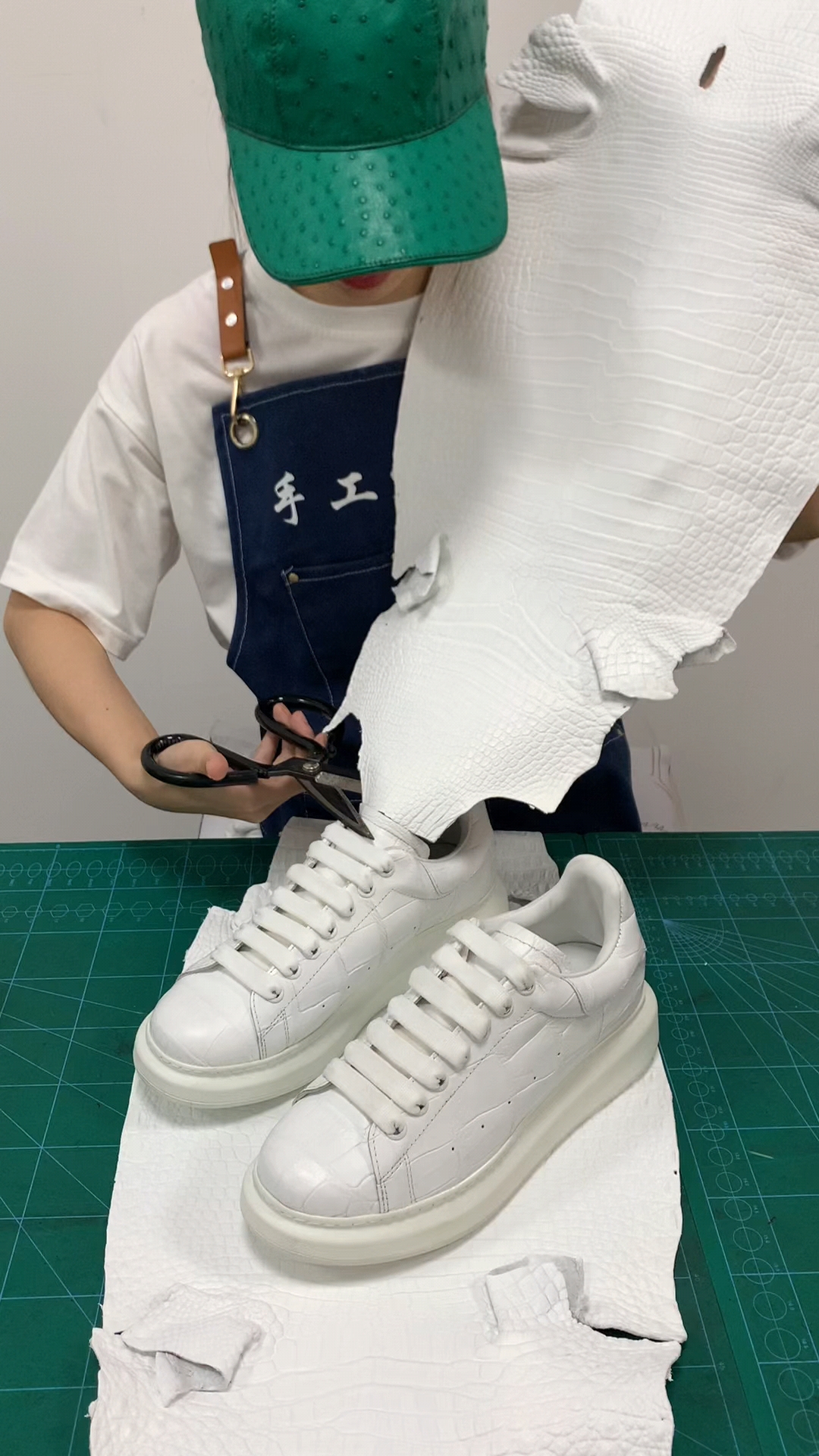 鳄鱼皮男女同款休闲鞋,颜色可定