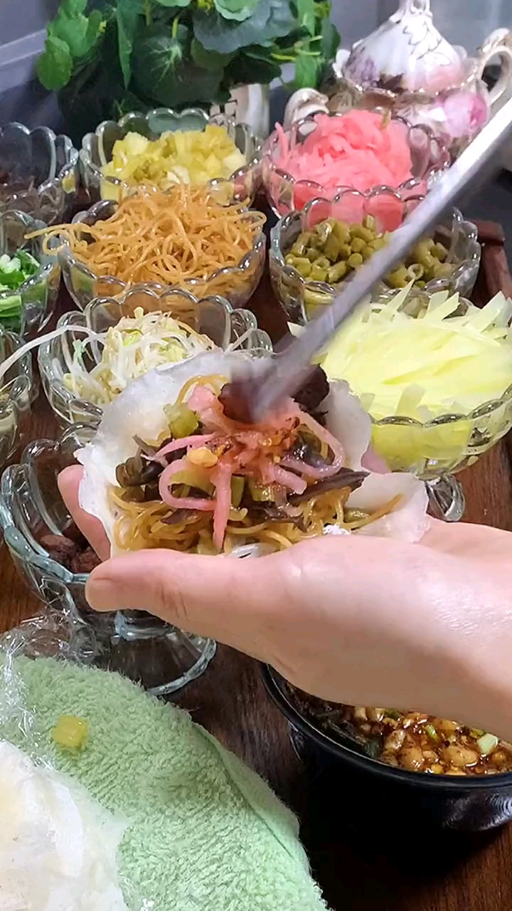 #在家做个拿手菜#天,菩萨,看起那么简单,你肯定搞不来,贵州人的丝娃娃,你吃过吗?