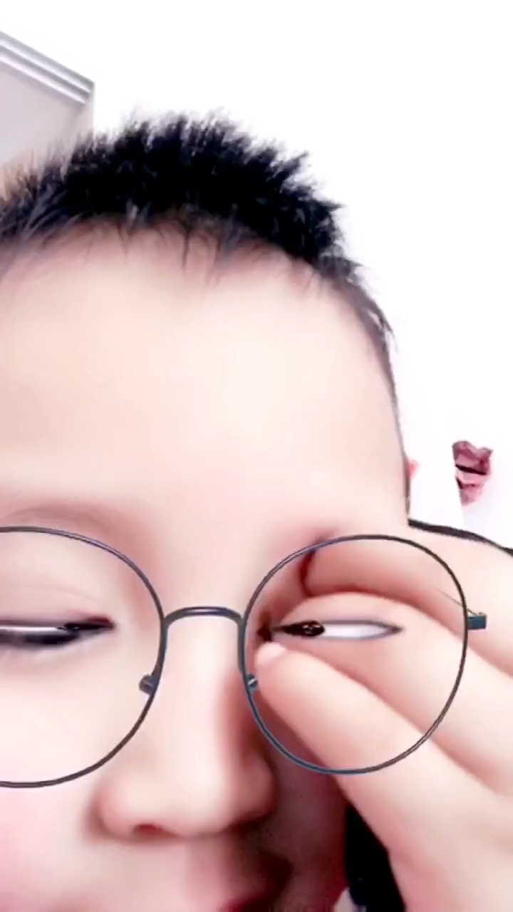 翻到儿子自拍的视屏,这个等他长大给他看看