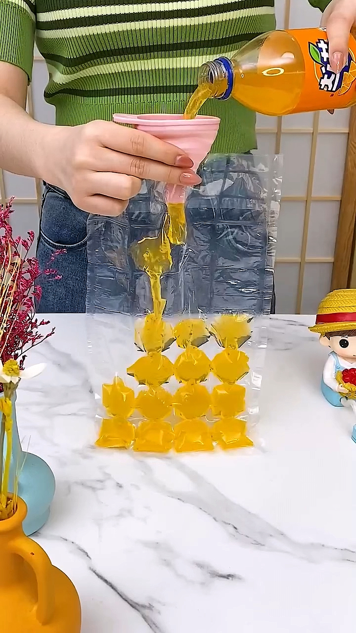 #好物分享#夏天到了喝饮料没有冰块怎么行,试试这个一次性冰袋,自己在家就能做冰块!
