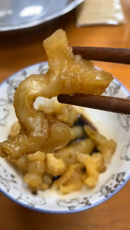 #自制美食#鱼胶这样,吃完全没腥味泡发好的鱼胶放汤里煮10分钟,捞出来拌酱汁,口感好
