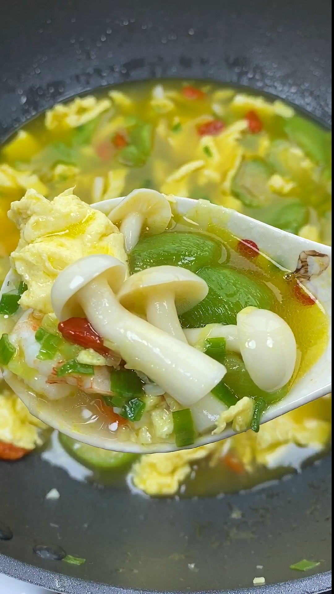 夏天一定要喝的丝瓜鸡蛋虾仁汤,汤鲜味美,真的非常好喝