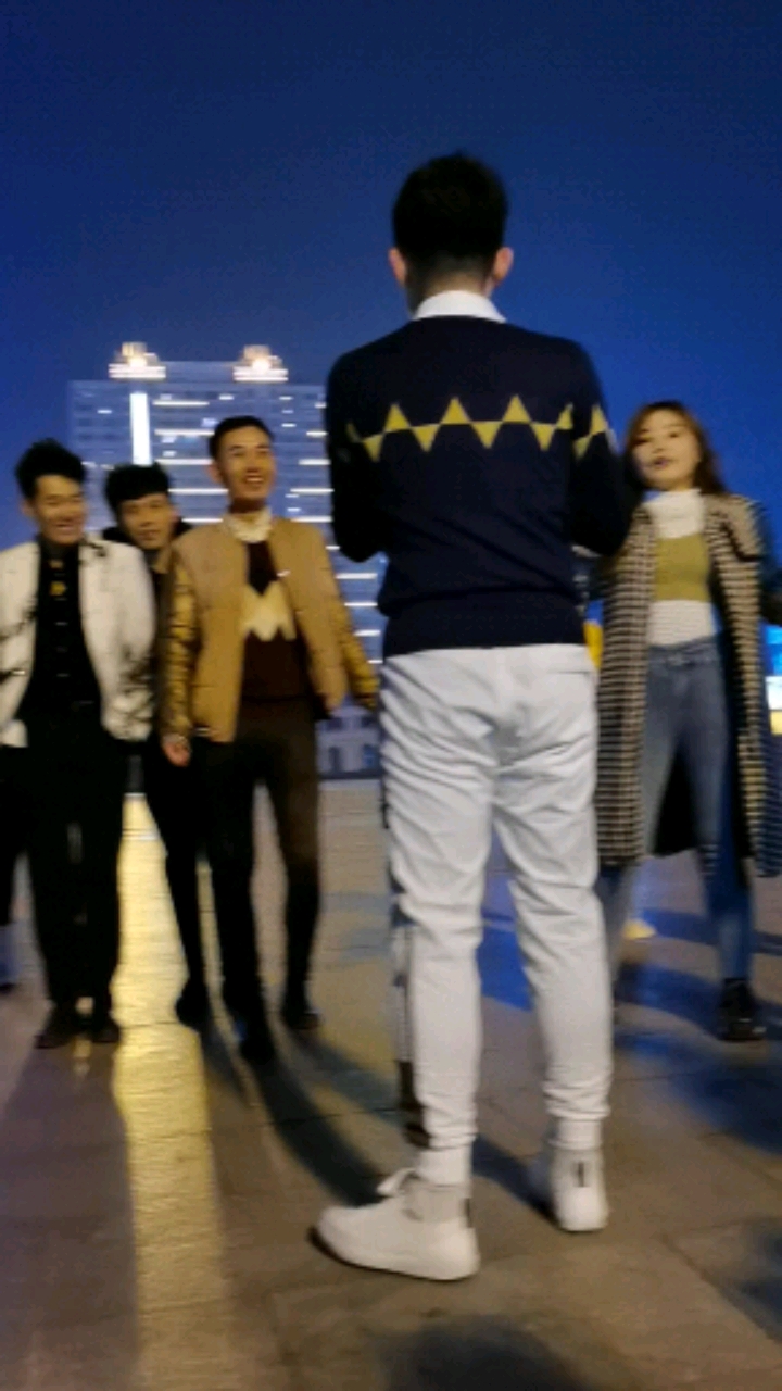 闫帅昨晚教了个3步交谊舞网上说咱们跳的是蜈蚣舞!老鹰捉小鸡