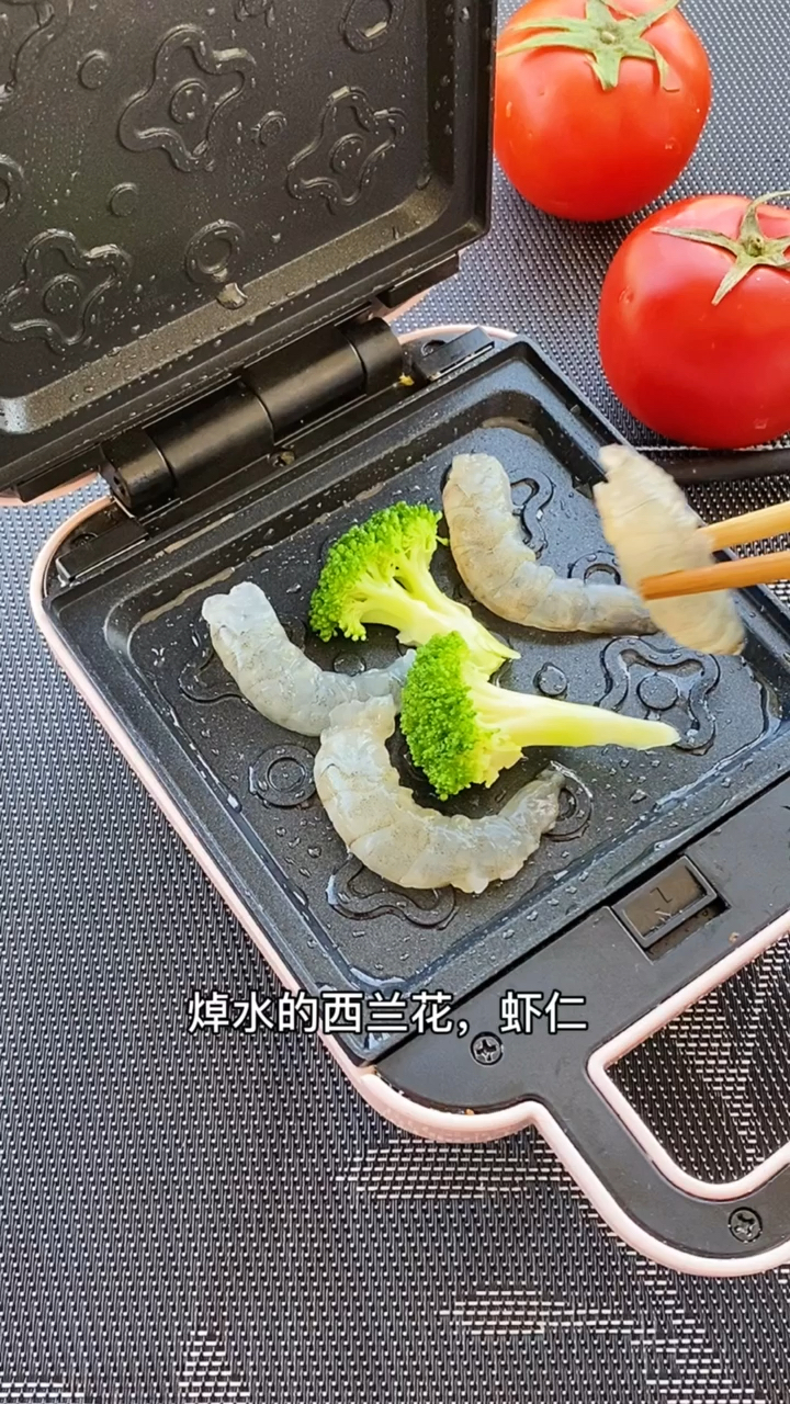焯水的西兰花,虾仁