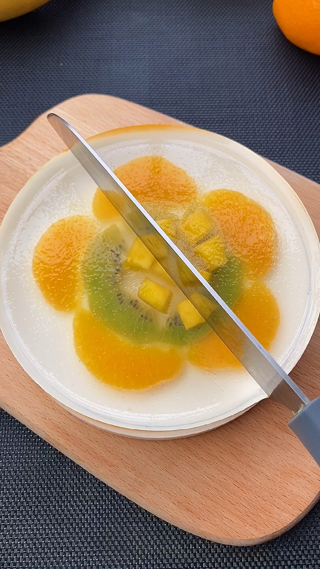 周末在家给孩子做水果蛋糕,好看又好吃,还能补充水果的营养～