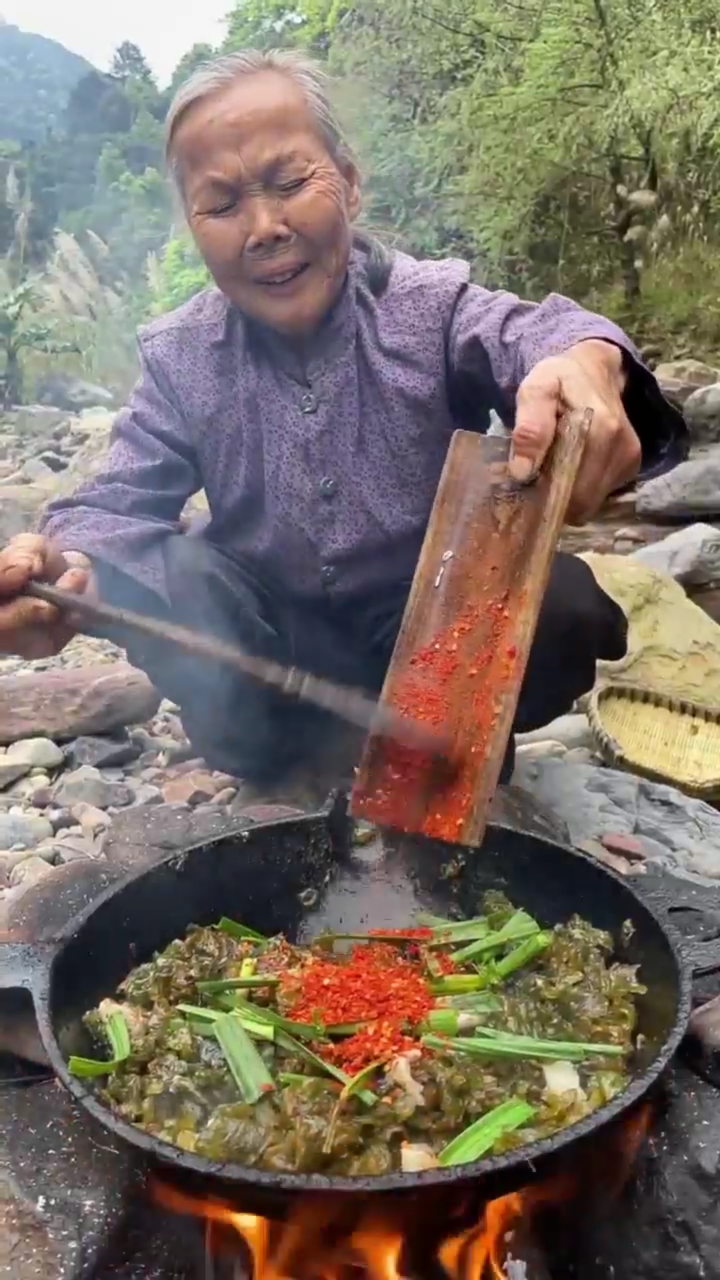 大山里的美食――炖地皮菜