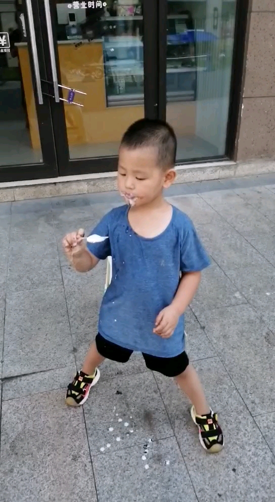 #你好秋天#天太热了,吃根冰淇淋解暑降温。