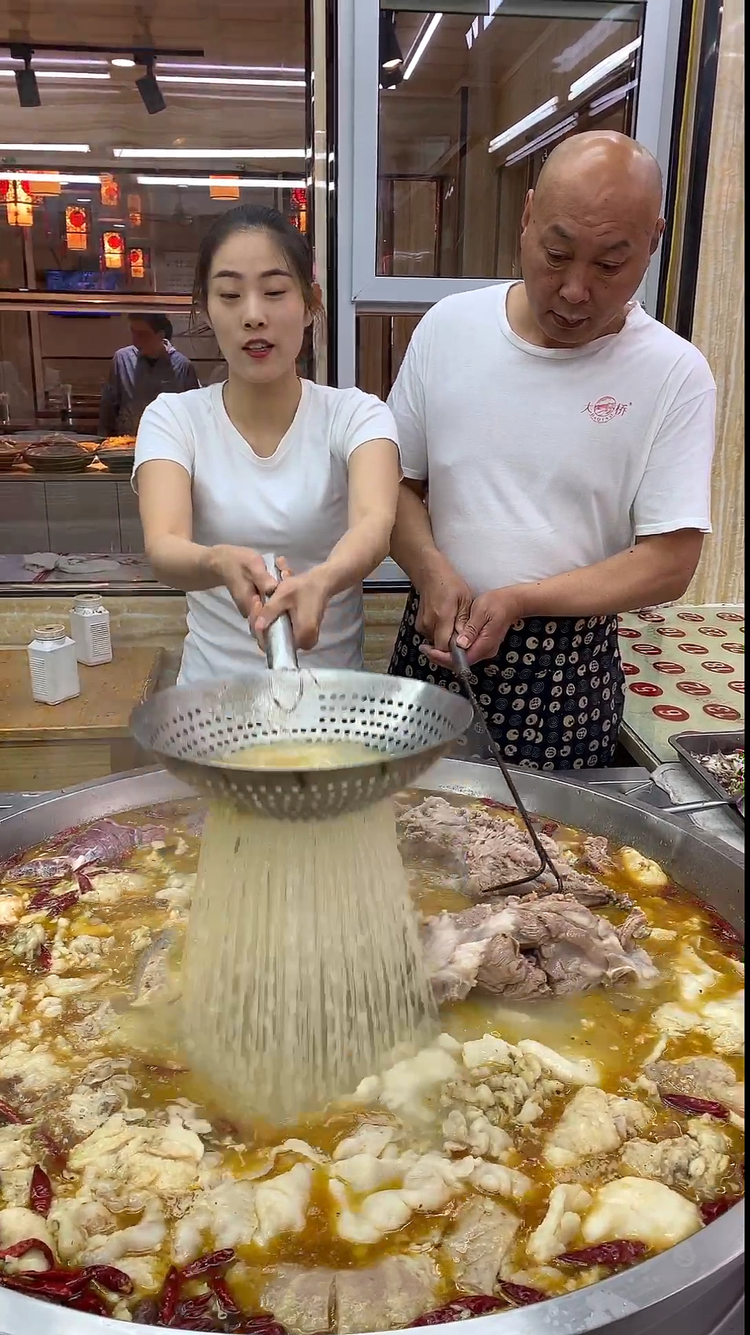 家庭版羊肉500克羊骨750克羊油50克陈皮5克草果1个良姜9.8克白芷4.9