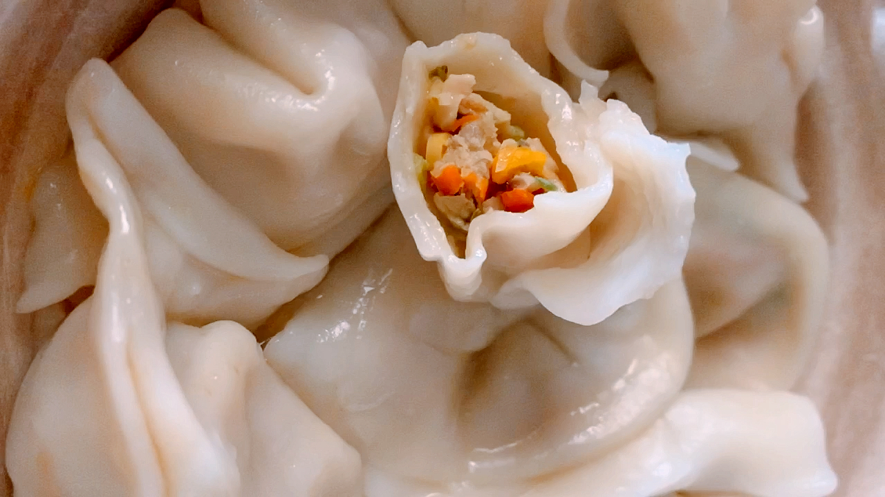 #饺子##猪肉香菇饺子小孩特别喜欢吃,肉少菜多,还加了玉米,胡萝卜,营养丰富,吃起来超鲜