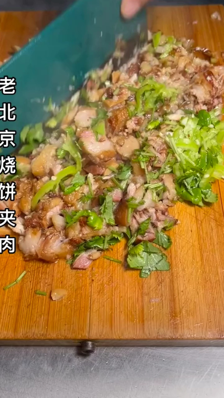 老北京烧饼夹肉10元一个
