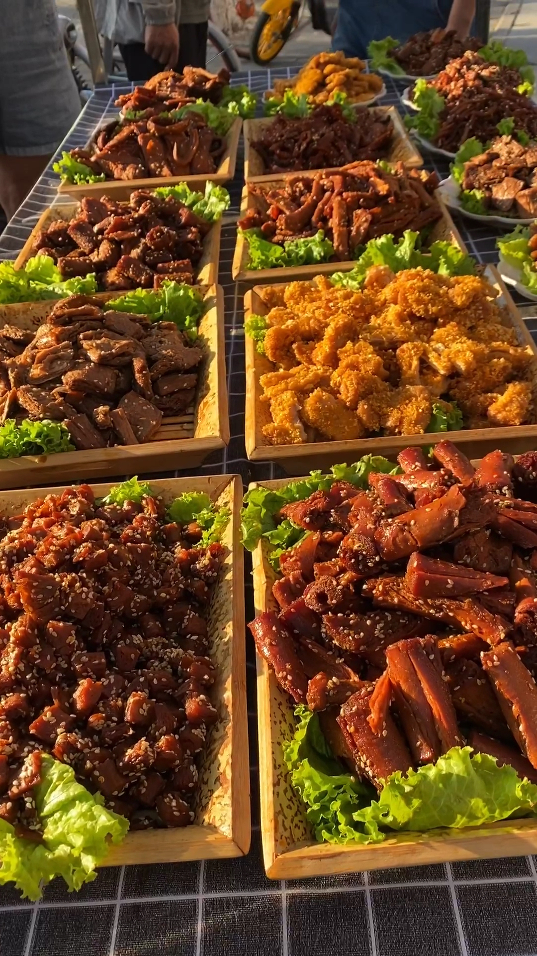 贫穷限制不了我的思想,勤工俭学街边卖手撕素肉,5块一份,不少挣!
