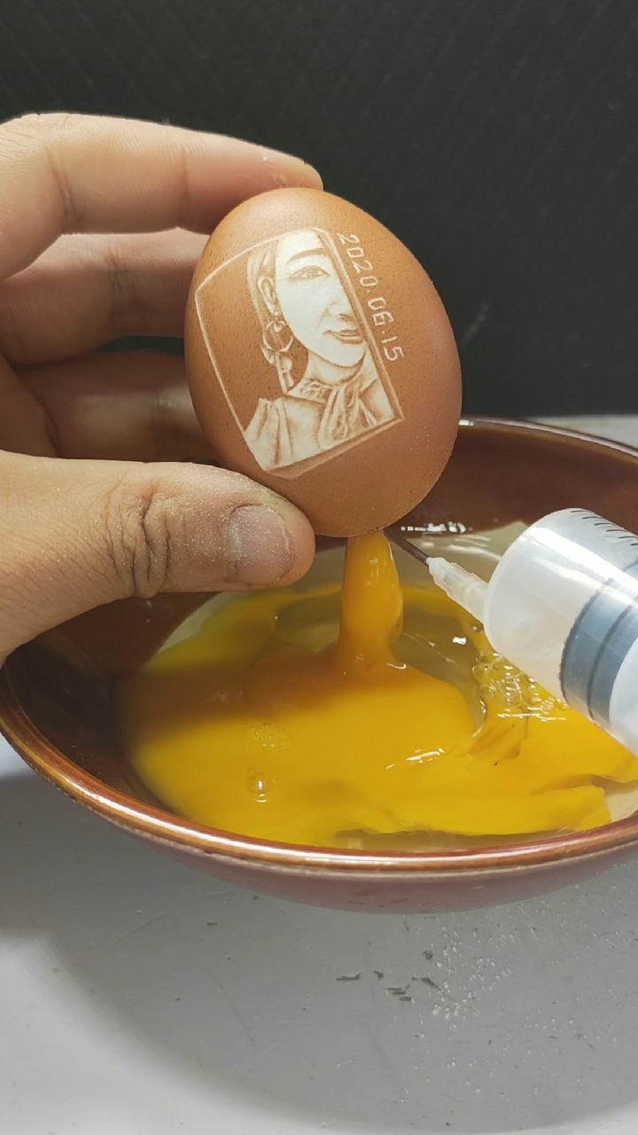 #寻找最牛手艺人#老板秘书真漂亮,雕刻在鸡蛋上送给老板!