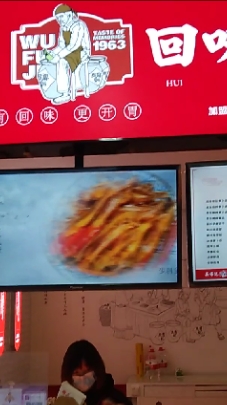 #家在宜昌三峡#乐天溪镇八河口街,吃不起酱板鸭和牛肉,那就买点吴傅记.回味萝卜。凉菜加卤菜