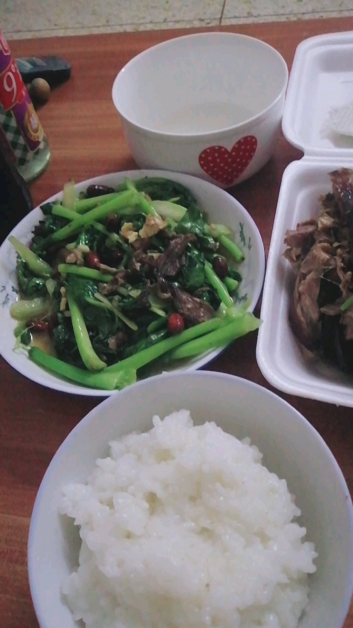 #美食#豪华大餐,芥蓝菜自己炒的牛肉老了,菜咸,花生糊了今天这顿饭都上百了