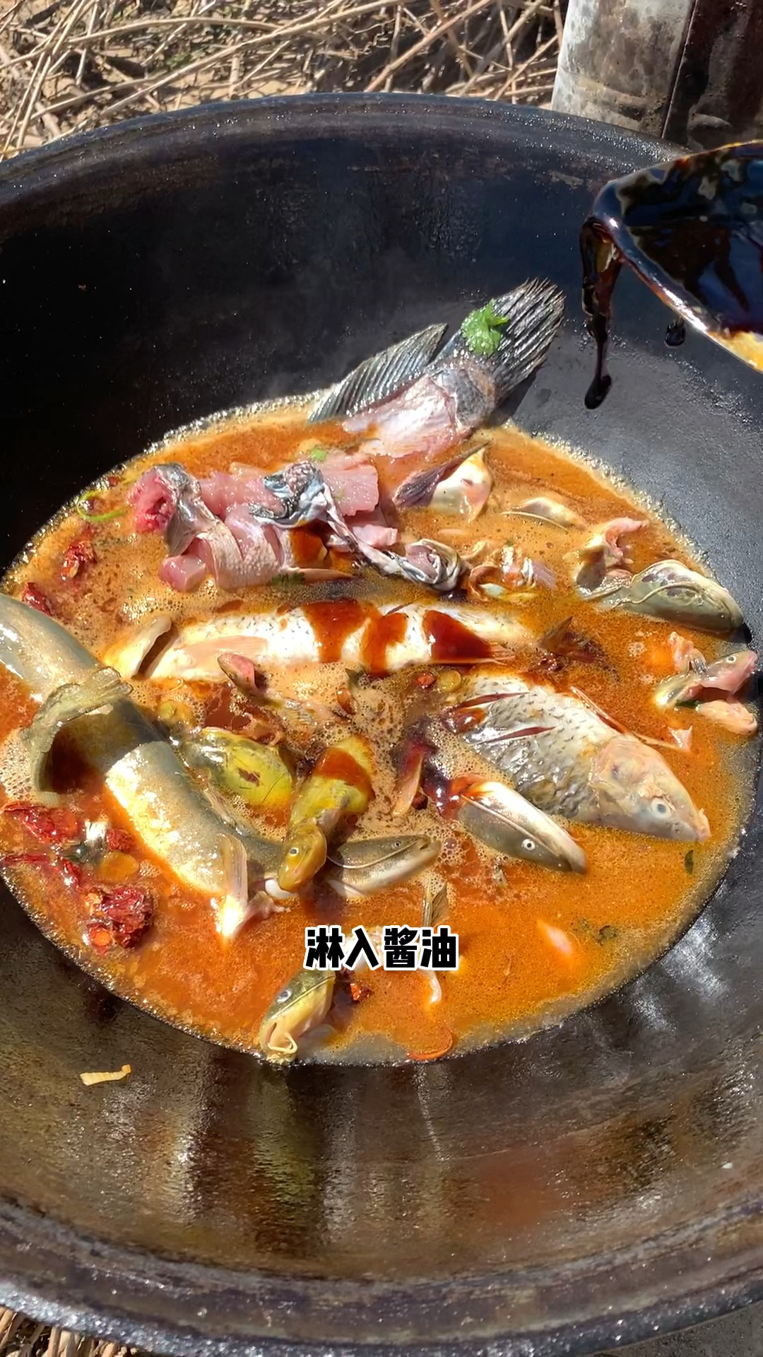 #铁锅炖#东北农家院,铁锅炖江鱼,凉水镇啤9,浓浓兄弟情。