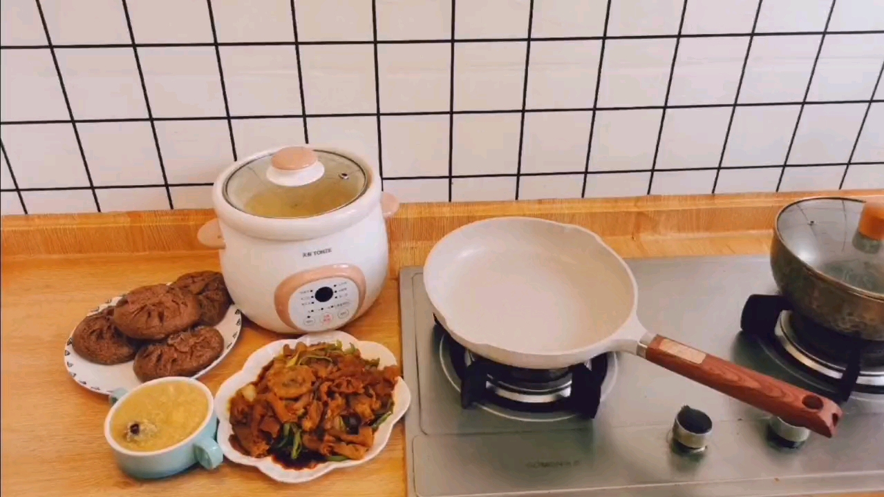 #美食#如果生活太累,那就烹饪一顿美味的早餐吧,今日份早餐:黑麦鲜肉包