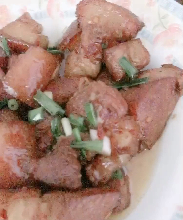 #夏日美食我来探#这款红烧肉还阔以,就是盘子这一块死个,就不能找一个好看一点的盘子装显得更
