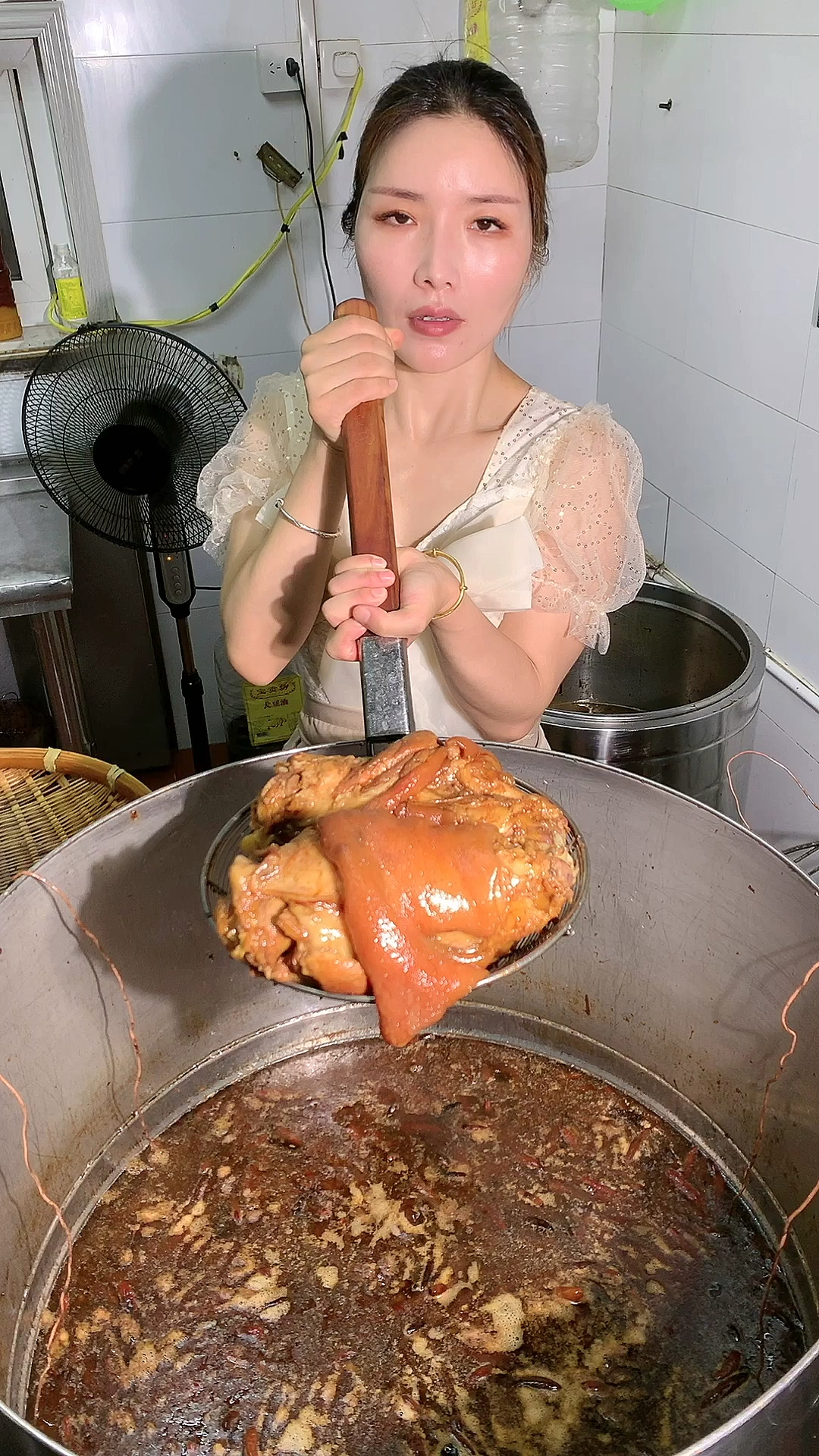 去腥顺口溜:猪肉微臭土味强,八角桂皮小茴香,牛肉腥膻又紧密,见了木香没脾气。