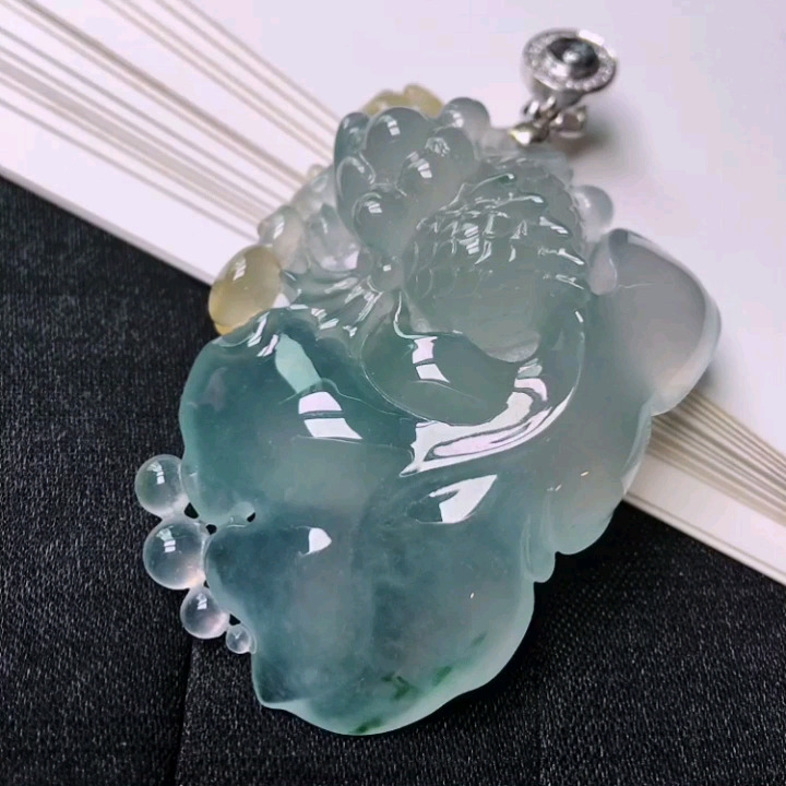 翡翠高冰立体鱼、鱼牌,完美通透、雕刻精美、尺寸:57.5,裸石尺寸49-34