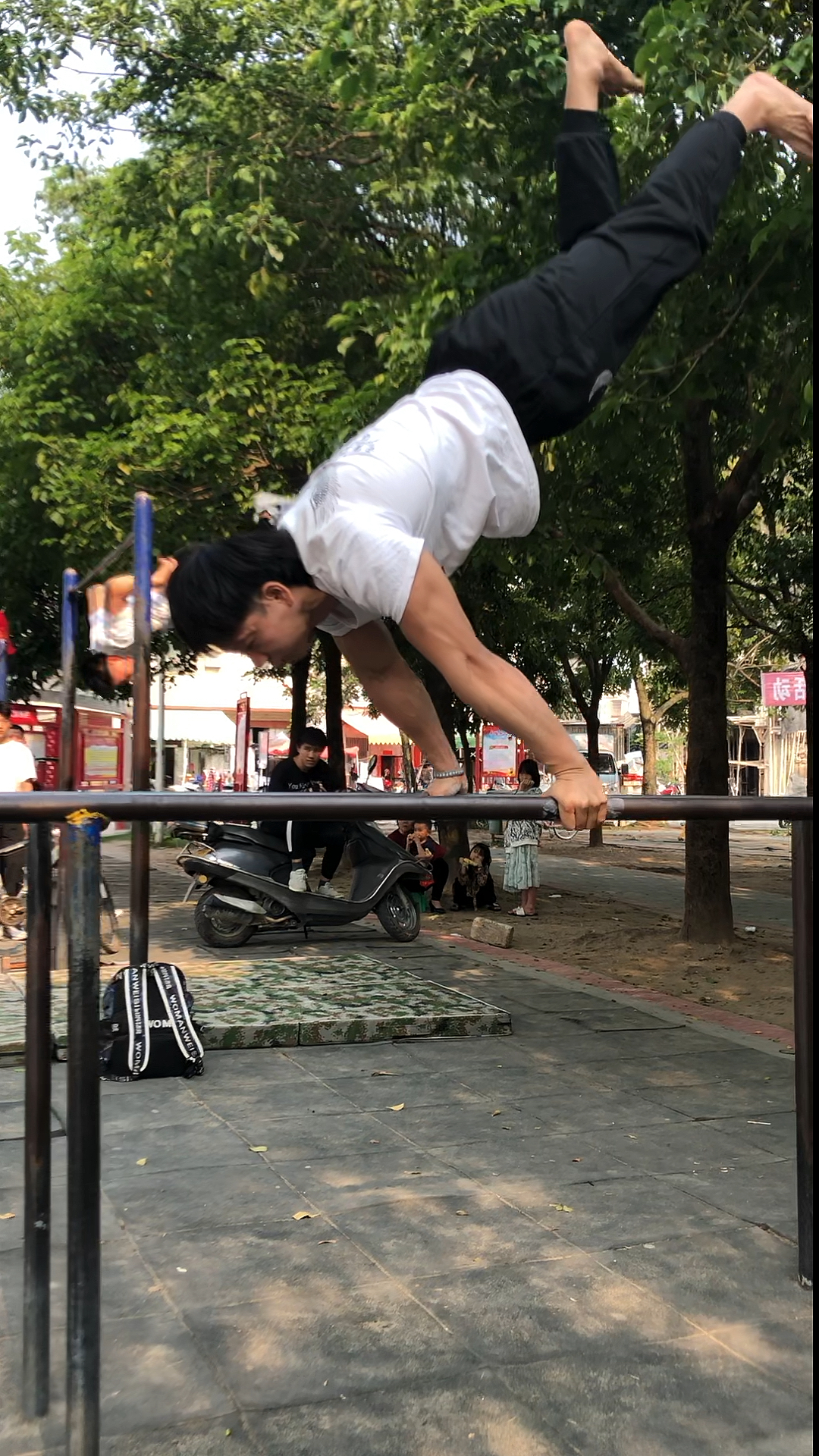 140斤多的肌肉男做这种街健的神技
