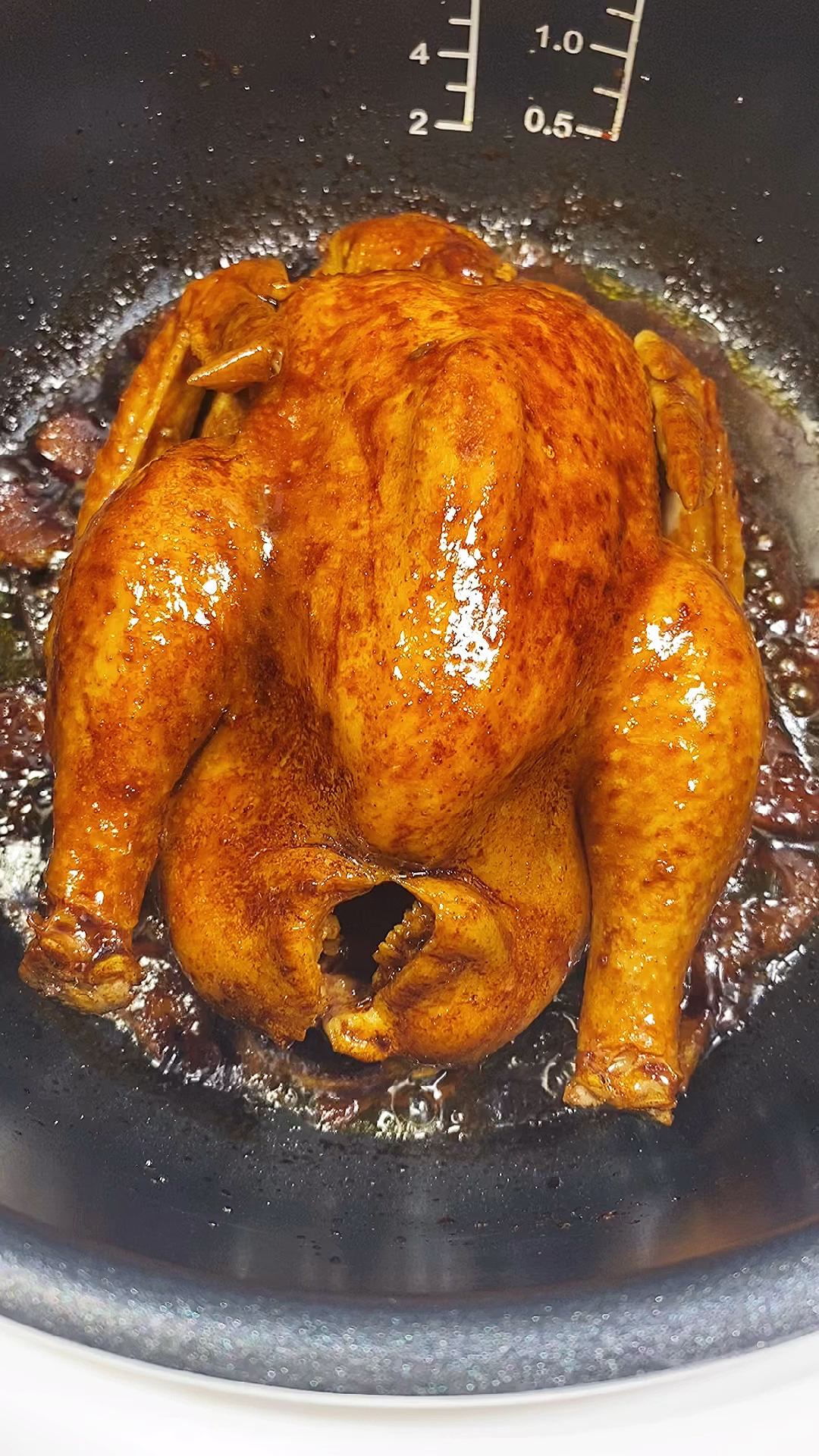 今天分享一个电饭煲烤鸡的做法,非常鲜嫩多汁!