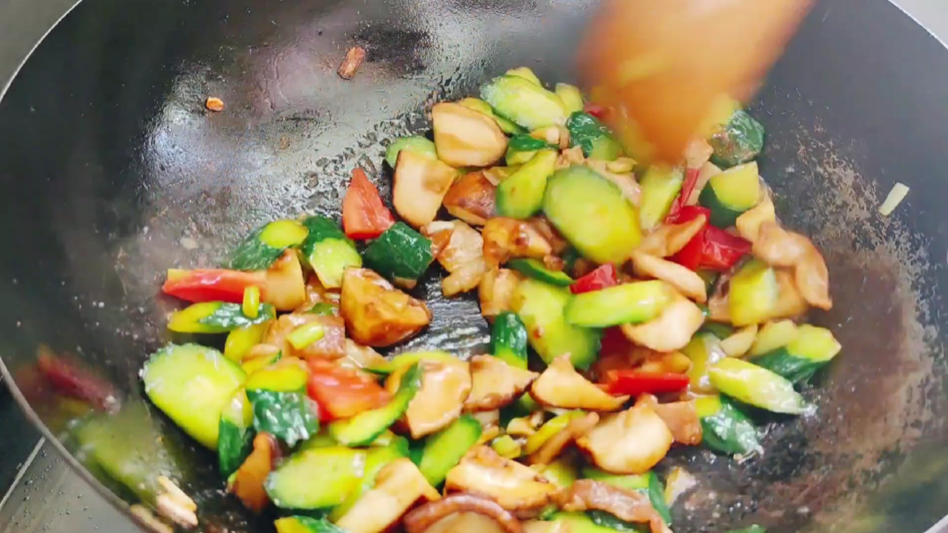 #爱美食爱生活#黄瓜香菇这样炒简直太好吃了,清脆爽滑有营养。