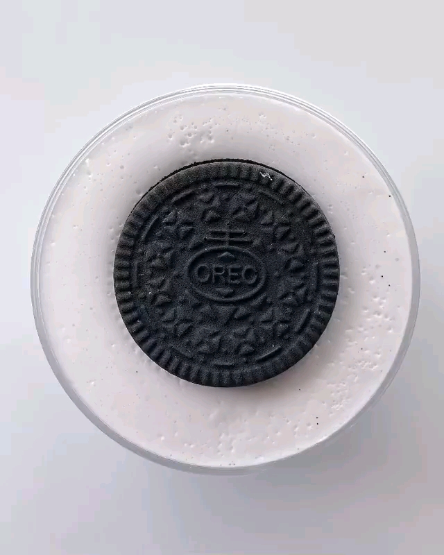 你们手里的奥利奥什么味的?我的是生日蛋糕味,其实就是奶油和一些彩虹糖碎