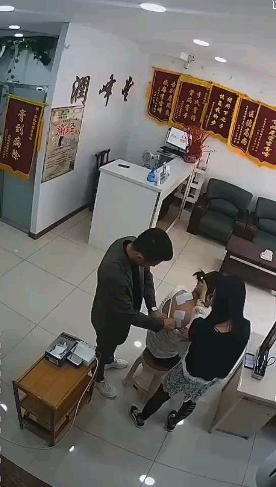 李雪峰黑膏药总店颈椎引起。肌肉酸疼僵硬。后背肩甲缝疼痛,筋膜炎。七次明显改善