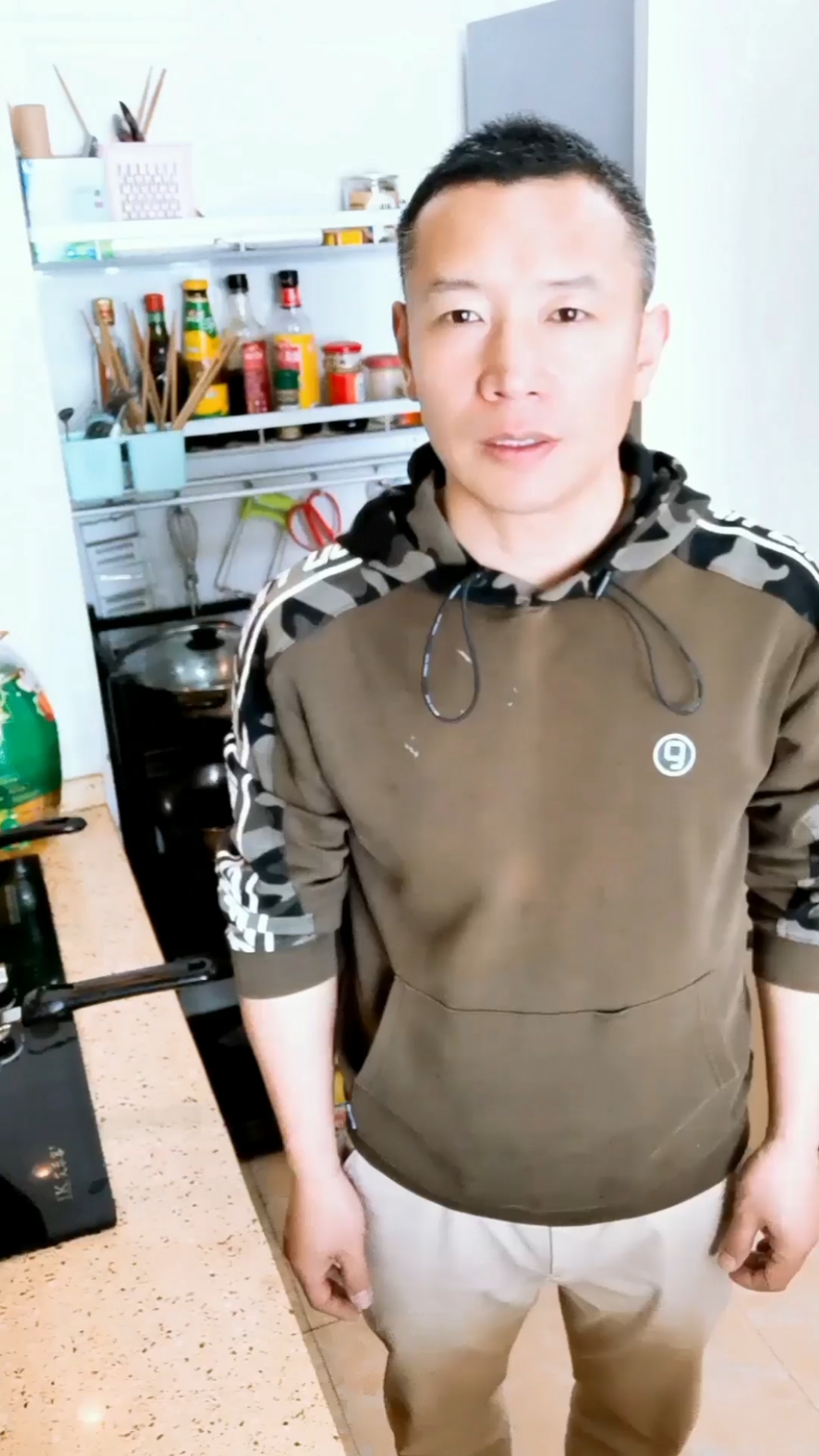 小虾米炒韭菜:虾米需要油温高一些,调料居中下锅(这样不至于秒糊)。