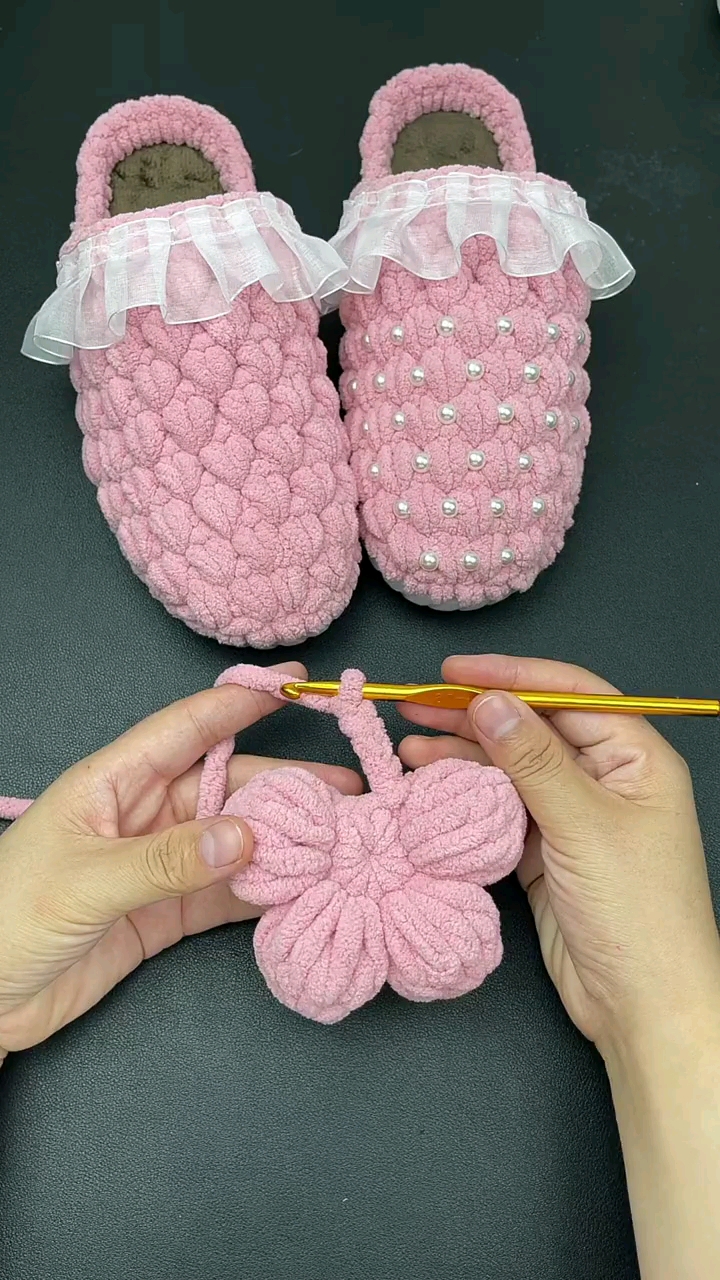 手工钩织泡芙花拖鞋