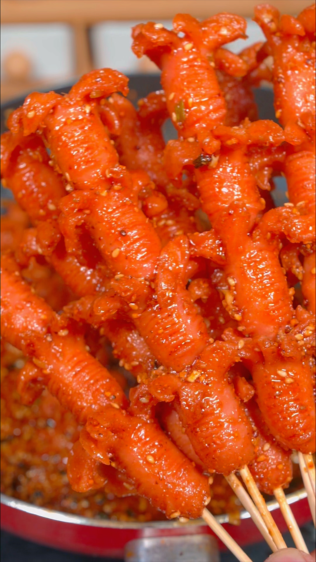 这是孩子们都爱吃的炸香肠,自己在家做,干净还卫生,可以偶尔给孩子做一次,保证喜欢