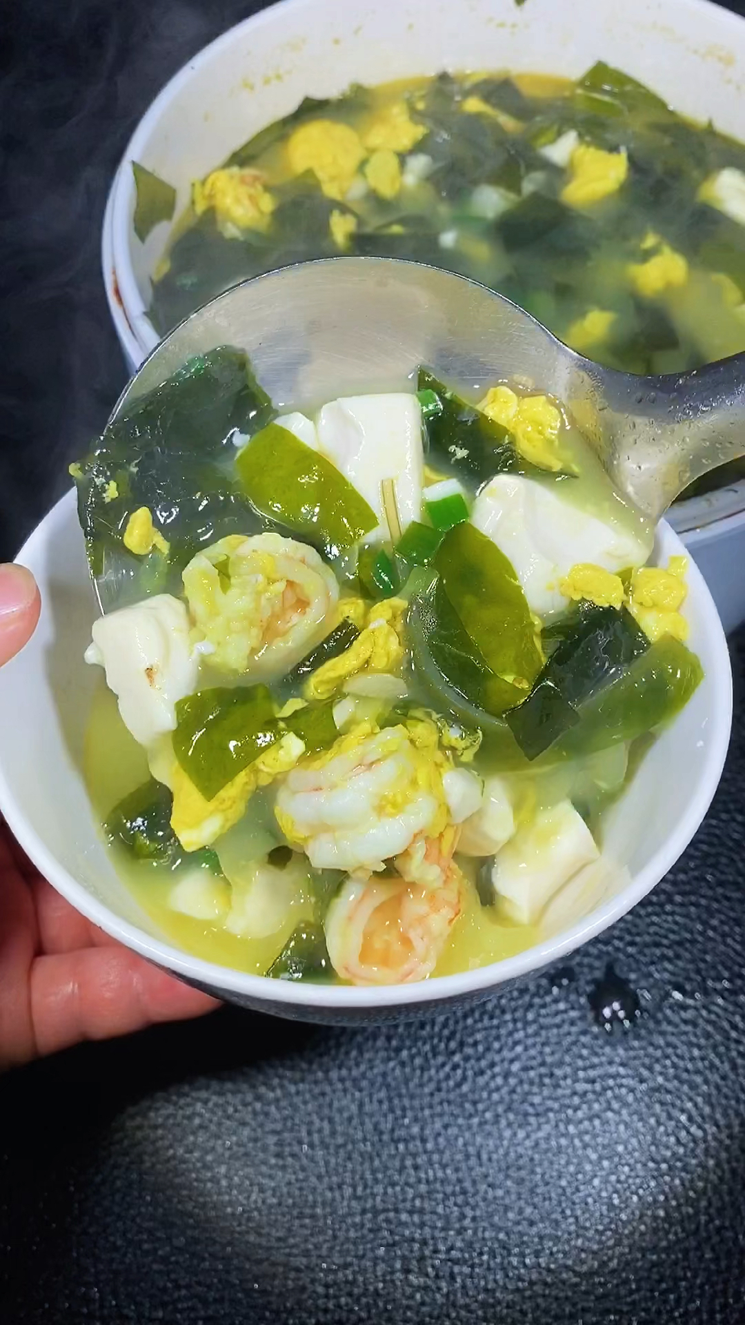 春季是孩子长个的时候多喝这个裙带菜虾仁汤。