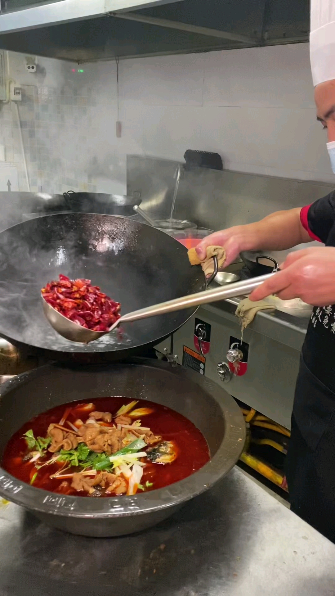 #探店美食#民心佳园这家肥肠鱼味道正宗,一到晚上坐无虚席