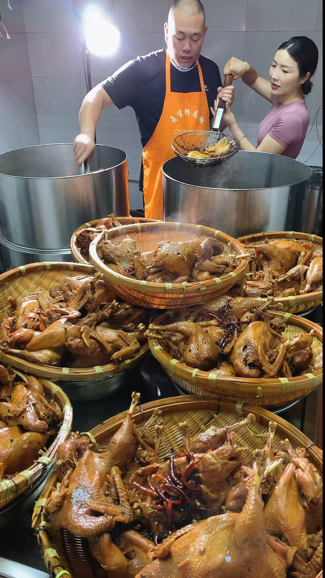 每天早上4点起床下烧鸡卤肉,8点出锅,摆上柜台,数十年如一日,累的浑身疼!