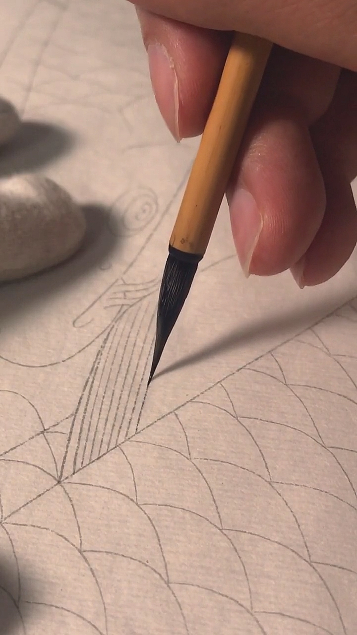 李杰武工笔画～正在勾鲤鱼白描,互相学习。纸本,工笔。