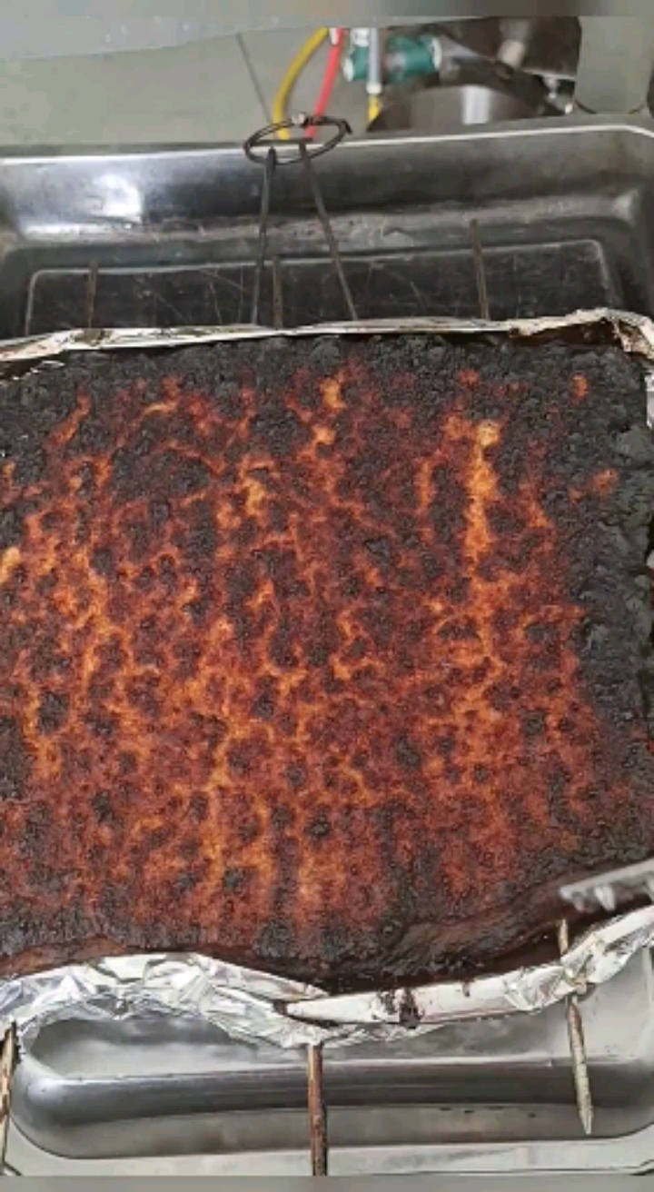 澳门烧肉大火烧焦刮皮,经过多步工序制作