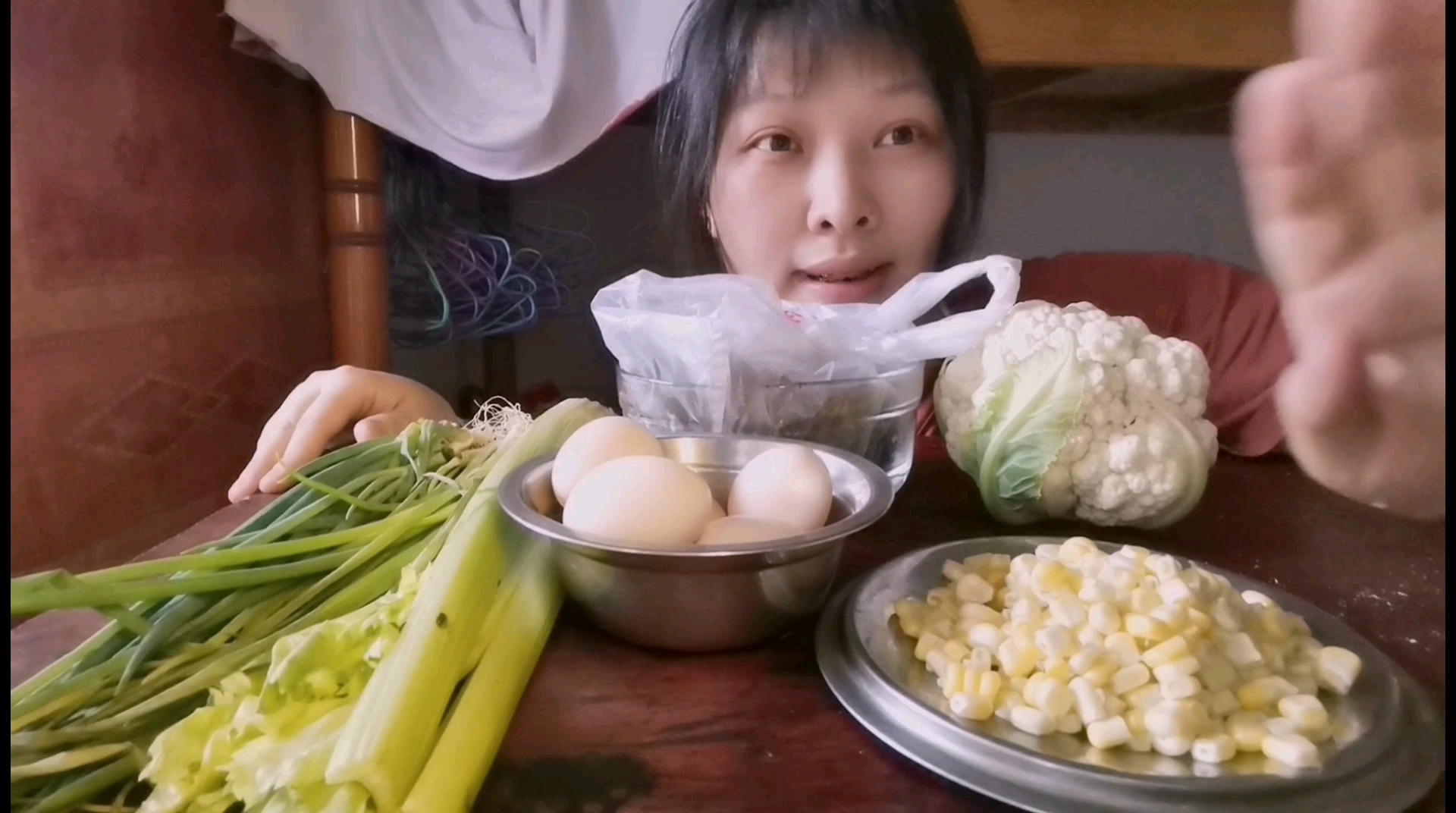 清淡夏日两菜一汤,高温做菜全身是汗。