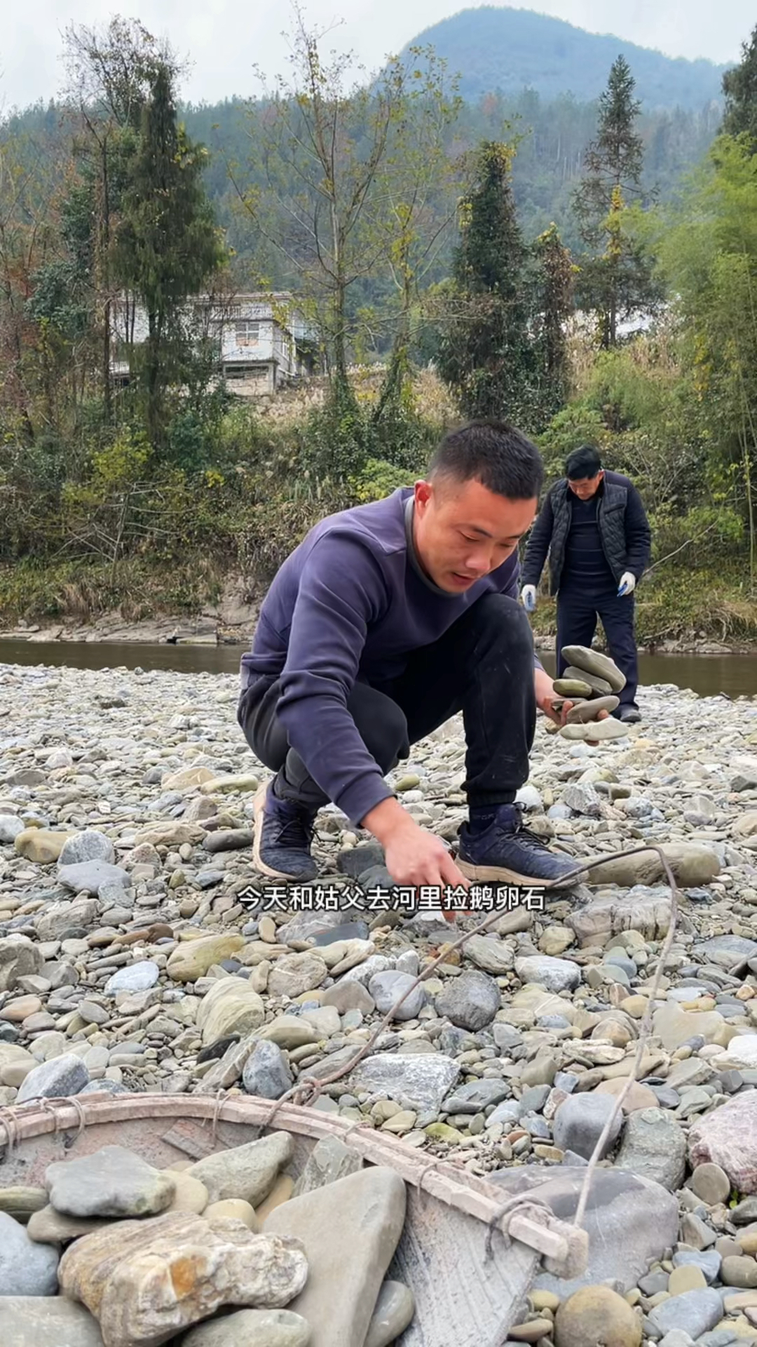 #我的乡村生活#今天继续装修我家花坛,鹅卵石贴花坛你们觉得怎么样?